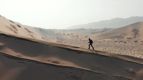 Ein Reisender Klettert Eine Sanddüne Hinauf Blick Von Der Seite — Stockvideo