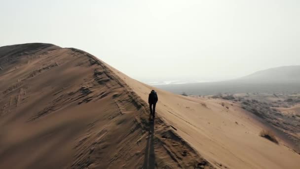 Silueta Hombre Caminando Por Cresta Una Duna Arena Terreno Desierto — Vídeos de Stock