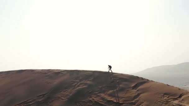 Silhouette Homme Marchant Long Crête Une Dune Sable Terrain Désert — Video