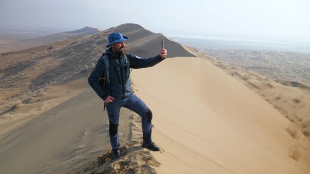 Turista Stojí Vrcholu Obrovské Písečné Duny Střílí Smartphone Vousatý Muž — Stock video