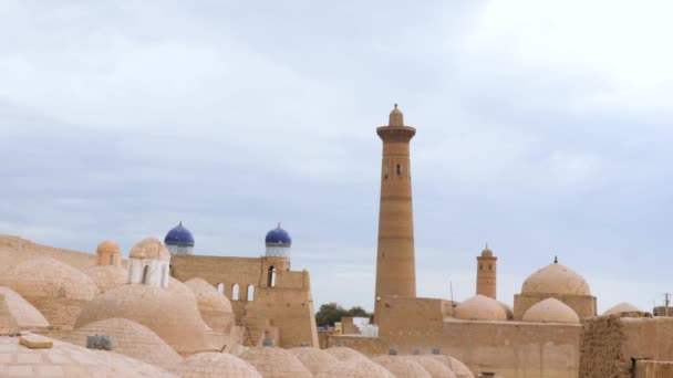 Das Minarett Überragt Die Gebäude Der Antiken Stadt Ichan Kala — Stockvideo