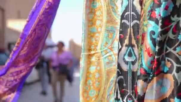 Seidentücher Mit Traditionellen Mustern Flattern Wind Auf Einer Einkaufsstraße Chiwa — Stockvideo