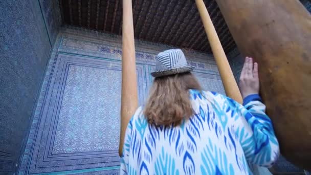 Uma Turista Menina Admira Painel Tradicional Nas Paredes Palácio Tash — Vídeo de Stock