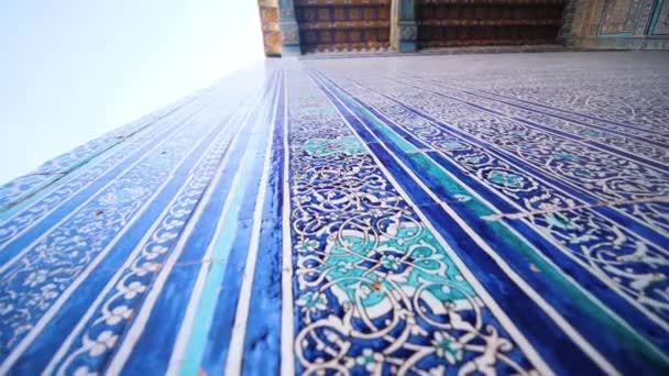 墙壁上传统的蓝白蓝色组合板的特写 乌兹别克斯坦Khiva市Ichan Kala古城美丽的塔什 霍夫里宫 — 图库视频影像