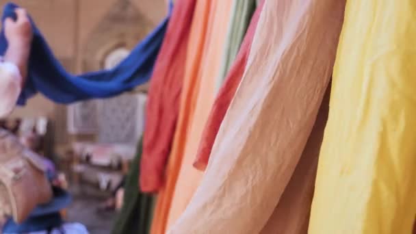 在东方街的集市上卖布料 买主们正在看彩色丝织物 — 图库视频影像