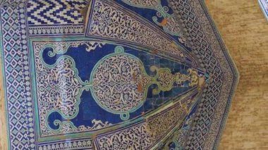 Allakuli Khan medresesine girişin dikey video görüntüleri. Ön cephe majolika desenleri ile dekore edilmiştir beyaz ve siyah, yanı sıra mavi ve mavi tonlarında