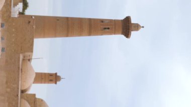 Antik Ichan-Kala, Khive, Özbekistan 'daki binaların üzerindeki minare kulelerinin dikey video görüntüleri