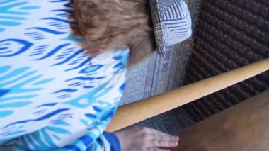 Bir kız turistin dikey video görüntüleri, Özbekistan 'ın antik İchan-Kala kentindeki Tash-Khovli sarayının duvarlarındaki geleneksel panele hayran kalıyor. Arka plan