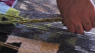 Geleneksel el yapımı halının dikey video görüntüleri. Özbekistan 'da antik halı dokuma tekniği