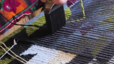 Geleneksel el yapımı halının dikey video görüntüleri. Özbekistan 'da antik halı dokuma tekniği