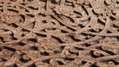 Ortaçağ Asya şehrinin antik ahşap kapısındaki oymaların dikey video görüntüleri. Doğu metni antik ustalar tarafından yapıldı.