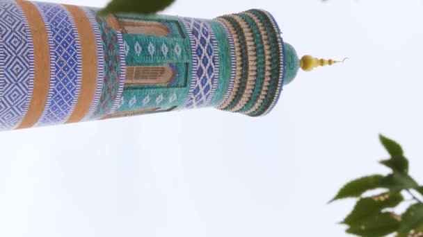 Vertikální Videozáznam Starodávného Minaretu Pokrytého Modrými Tyrkysovými Dlaždicemi Ozdobami Islám — Stock video