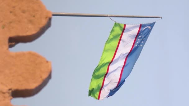 Vertikální Videozáznam Národní Vlajky Uzbekistánu Třepotá Větru Cimbuří Pevnosti Viditelné — Stock video