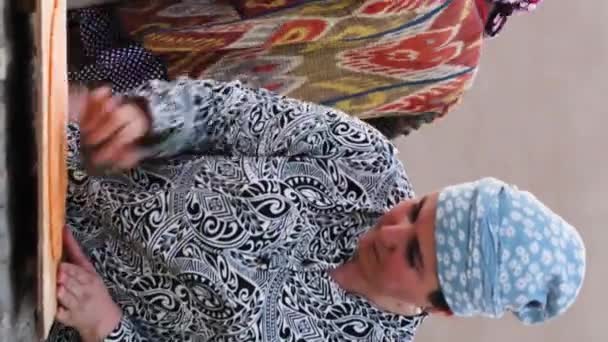 Khiva Uzbekistan Září 2023 Vertikální Videozáznam Kresby Obrazce Uzbeckém Plochém — Stock video