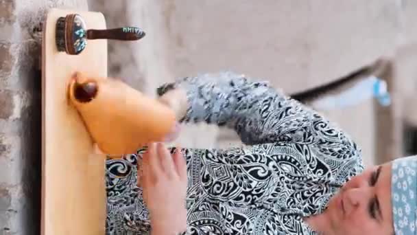 Khiva Uzbekistan Σεπτεμβριου 2023 Κατακόρυφο Βίντεο Μια Γυναίκα Βγάζει Ζύμη — Αρχείο Βίντεο