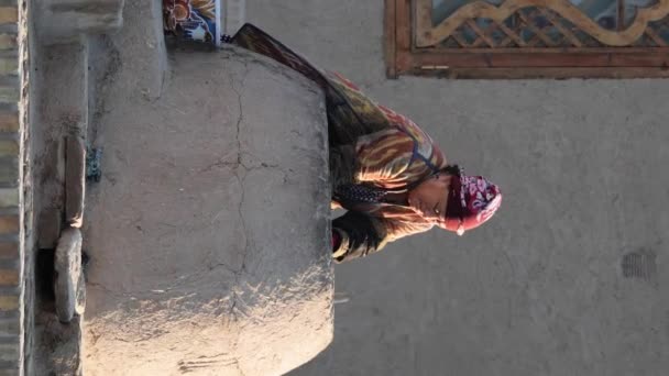 Khiva Uzbekistán Septiembre 2023 Imágenes Vídeo Verticales Una Mujer Hornea — Vídeos de Stock