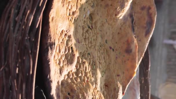 Κατακόρυφο Βίντεο Παραδοσιακά Ουζμπεκικά Πατατάκια Ψημένα Φούρνο Φρεσκοψημένο Ζεστό Ψωμί — Αρχείο Βίντεο
