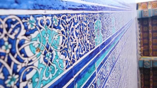 传统的蓝白蓝色墙壁上的大型面板的特写的垂直视频镜头 乌兹别克斯坦Khiva市Ichan Kala古城美丽的塔什 霍夫里宫 — 图库视频影像