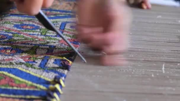 Vertikale Videoaufnahmen Des Prozesses Des Traditionellen Handgefertigten Teppichs Alte Teppichknüpftechnik — Stockvideo