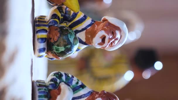 Вертикальний Відеозапис Керамічних Декоративних Статуеток Традиційних Сувенірів Узбекистану Фігурка Бородатого — стокове відео