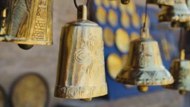 Eski geleneksel bronz, altın çanlar. Özbek zanaatkarların yaratılışı. Buhara 'nın alışveriş caddesi. Özbekistan