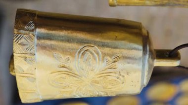 Geleneksel bronzun dikey video görüntüleri, altın çanlar. Özbek zanaatkarların yaratılışı. Buhara 'nın alışveriş caddesi. Özbekistan