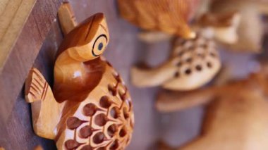 Tahtadan yapılmış dekoratif kaplumbağanın dikey video görüntüleri. El yapımı bir hatıra. Turistler için hatıra eşyaları