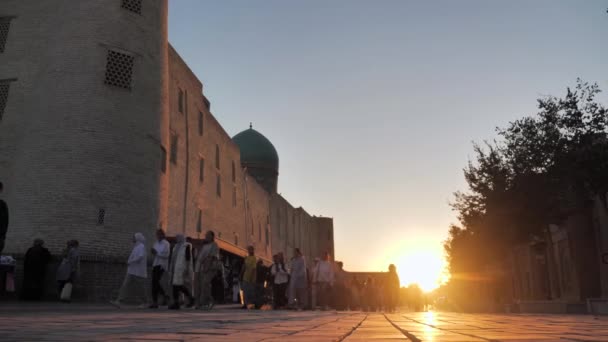 Bukhara Uzbekistan Σεπτεμβριου 2023 Βράδυ Στο Δρόμο Της Παλιάς Πόλης — Αρχείο Βίντεο