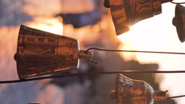 Вертикальні Відеозаписи Старих Традиційних Бронзових Золотих Дзвонів Творчість Узбецьких Ремісників — стокове відео