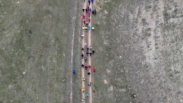 Sporcular Toprak Yolda Koşar Açık Hava Yarışması Sürme Yukarıdan Bak — Stok video