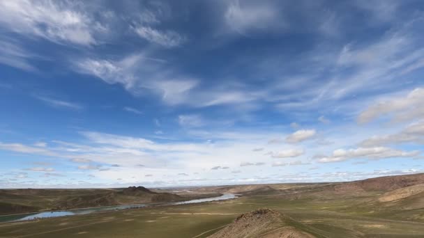 수평한 운동을 Timelapse 큐뮬러스 구름과 안개가 하늘을 가로질러 움직입니다 카자흐스탄 — 비디오