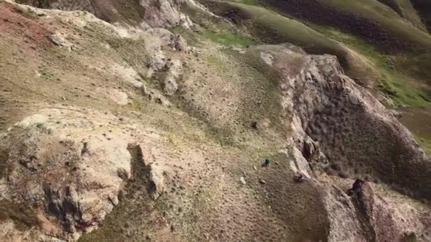 Motosikletçiler Kayalık Dağların Üzerinden Geçiyor Aktif Yaşam Tarzı Ili Nehri — Stok video