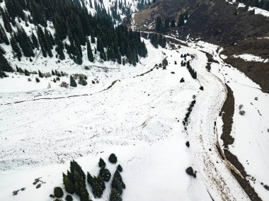 Bir dağ geçidinde çığ manzarası. İnsansız hava aracı görüntüsü. Ani ısınmanın sonuçları