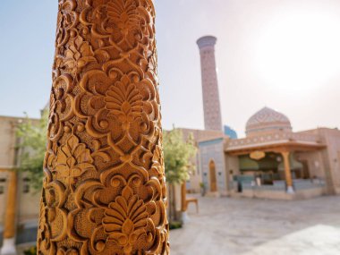 Özbekistan 'ın Semerkand kentindeki Sonsuz Şehir kompleksi Boki Shakhar Registan' daki tarihi ve etnoğrafya parkının sokağına geleneksel köşe yazıları kazınmış..