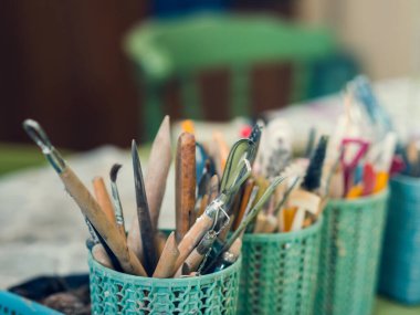 Çömlek atölyesindeki aletler. Yığınlar, deniz tarakları, fırçalar. Seramiklerle çalışmak için aygıtlar.