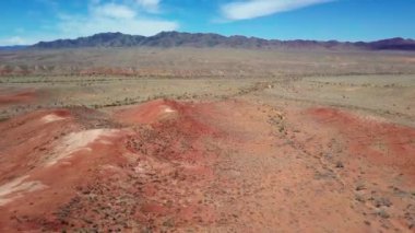 Kırmızı kumtaşı kayaların üzerinde uçuyor. Bogutinskiye Dağları 'ndaki Azhir-Zhar yolu. Kazakistan