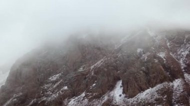 Sisin içindeki kayalara yakın çekim. Dağlık bölgede bulutlu hava