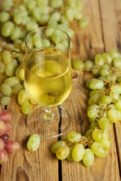 Copo Vinho Com Uvas Mesa Madeira — Fotografia de Stock