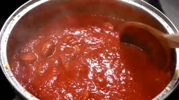 Cottura Salsa Pomodoro Pasta Con Mestolo Legno Tempo Reale — Video Stock