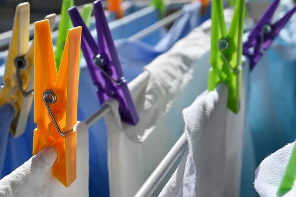 Close Pegs Roupas Plásticas Coloridas Rack Dia Ensolarado — Fotografia de Stock