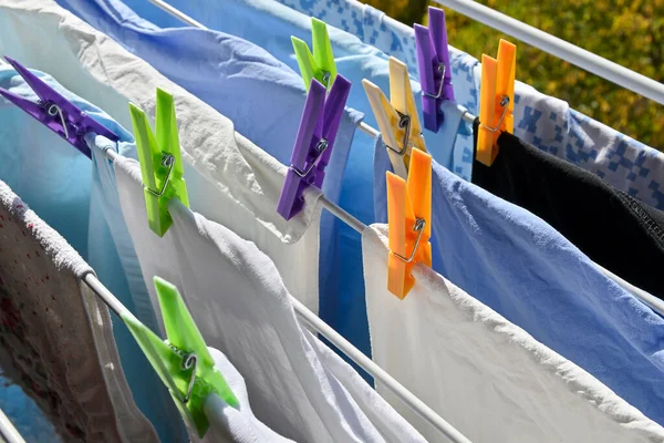 Wäscheständer Mit Handtüchern Und Bettwäsche Trocknen Einem Sonnigen Tag — Stockfoto