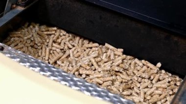 Bir sobayı ahşap topaklarla doldurmaya yakın.