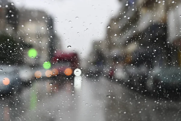 Járművezető Kilátása Városra Egy Esős Napon Stock Fotó