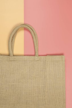 Renkli arkaplanda çuval bezi çanta