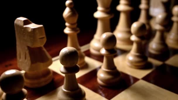 Συρόμενα Πλάνα Από Πιόνια Σκακιού Στη Σκακιέρα — Αρχείο Βίντεο