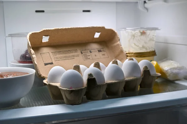 冰箱里装有十个有机鸡蛋的蛋盒 — 图库照片