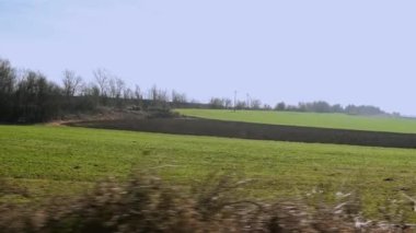 Tepede tarlaları olan bir manzara