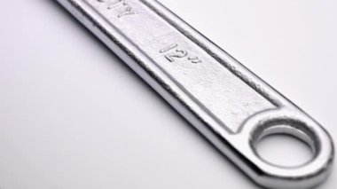 Beyaz üzerine ayarlanabilir İngiliz anahtarının kaydırma görüntüleri