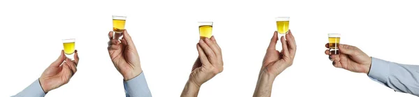 Ręka Mężczyzny Kieliszkiem Whisky Odizolowanej — Zdjęcie stockowe
