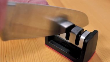 Ahşap yüzeyde keskinleştirilen bıçağa yakın çekim